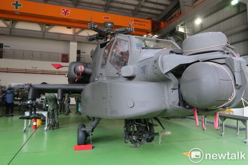 維修中的阿帕契直升機   圖：林朝億/攝