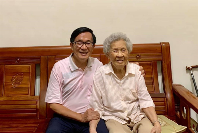 前總統陳水扁（左）的母親陳李慎15日晚上辭世，享壽94歲。   （圖取自facebook.com/NewHeroStory）