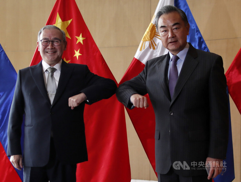 中國外交部長王毅（右）16日在馬尼拉與菲律賓外長陸辛（左）會面，承諾將捐贈50萬劑2019冠狀病毒疾病疫苗給菲國。   圖：菲律賓外國記者協會提供