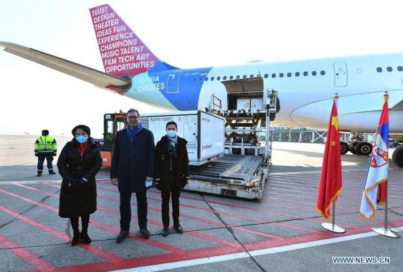 塞爾維亞總統武契奇、衛生部長隆查爾，以及中國駐塞大使陳波一同前往機場迎接100萬劑的疫苗。   圖：翻攝自人民日報Facebook