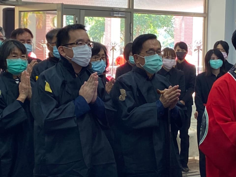 高雄市議員陳致中、與其父前總統陳水扁。   圖：翻攝自陳致中臉書
