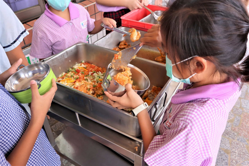 食藥署今（19）日公布「校園午餐稽查專案」報告，有77所國中小不合格。   圖：取自校園食材登錄平台