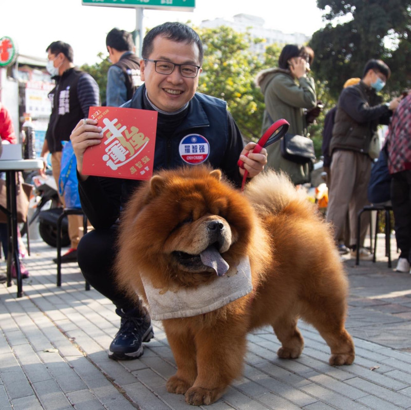 國民黨台北市議員羅智強為宣傳「反萊豬」、「併大選」雙公投開始單車「雙城縱騎」。   圖：翻攝自羅智強臉書