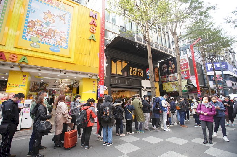日本知名零售連鎖店「驚安殿堂 唐吉訶德」台灣首號店「DON DON DONKI西門店」今天上午10時開幕。   圖:中央社
