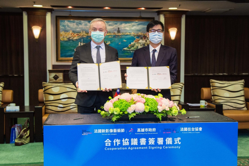 陳其邁(右)、公孫孟代表雙方簽署VR合作新協議。   圖：高雄市政府/提供