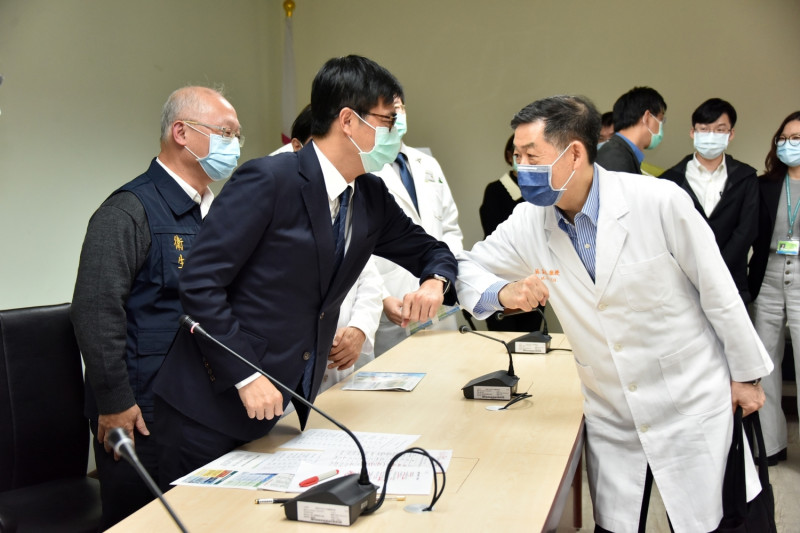 陳其邁(左)與醫師以擊肘取代握手。   圖：高雄市政府/提供