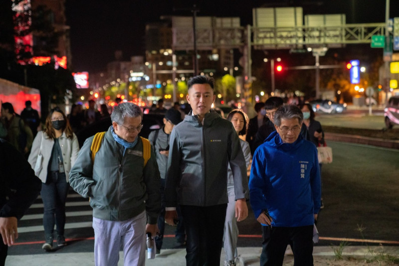 林智堅 (中) Po出一張他和市府同仁、燈會策展團隊的照片並表示停辦台灣燈會是艱難卻負責的決定。   圖：翻攝林智堅臉書