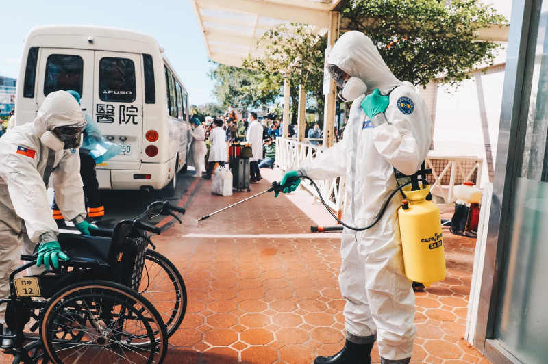 陸軍33化學兵群，今（20）日再度前往桃園醫院執行消毒作業。   圖：國防部／提供