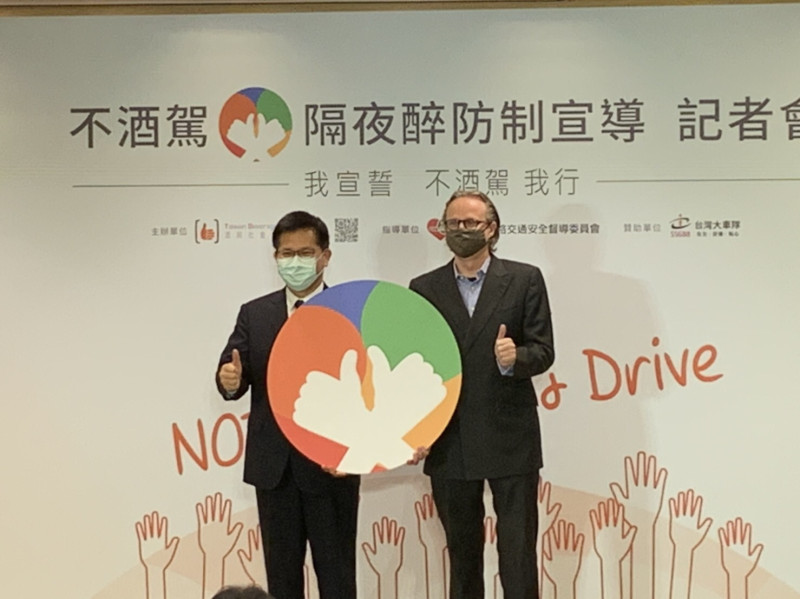交通部長林佳龍和知名Youtuber合作拍攝影片宣導不要宿醉開車。   圖：交通部／提供