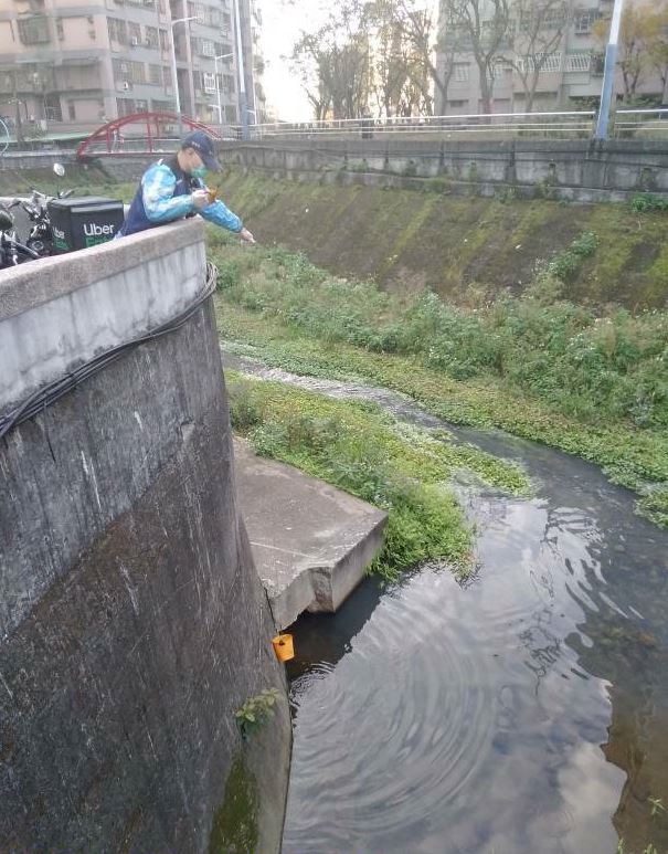 新北市環保稽查人員於五股坑溪採集水樣。    圖：新北市環保局提供