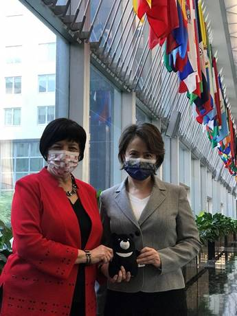 我駐美代表蕭美琴（右）帶著台灣黑熊玩偶造訪美國國務院國際事務局，受到熱情接待。   圖：翻攝自IO Bureau推特