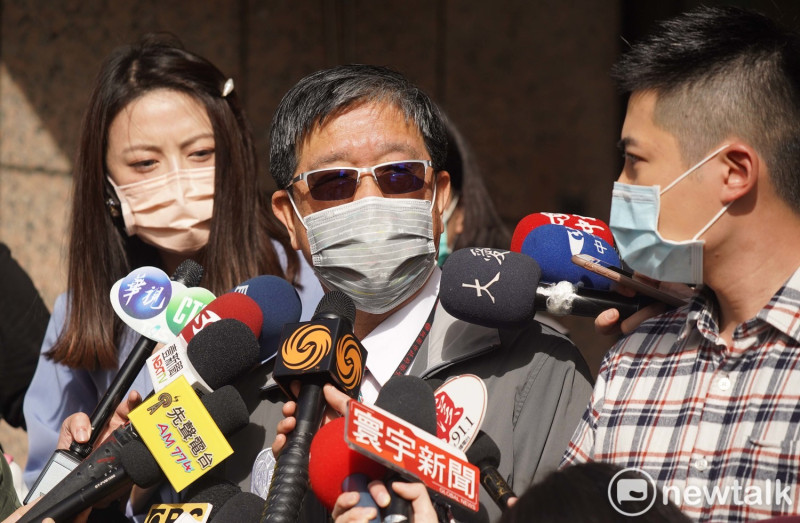 桃市衛生局長王文彥說明衛生局人員發燒，與疫情無關。   圖：林昀真/攝