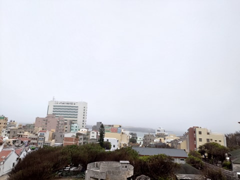 澎湖今日受到平流霧影響，天空一片白茫茫。   圖：澎湖氣象站／提供