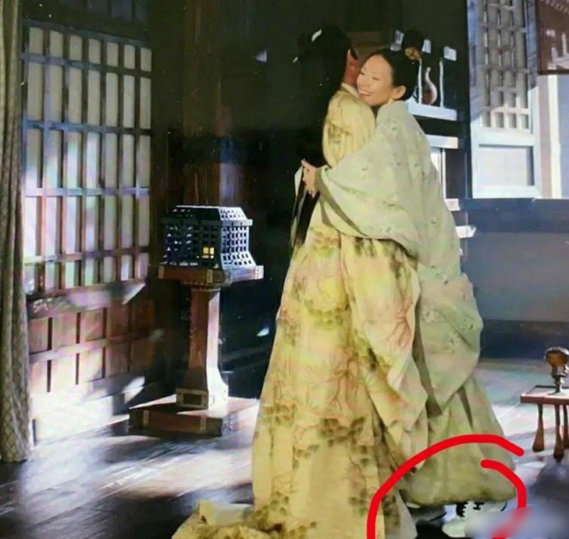 章子怡主演的《上陽賦》穿球鞋的穿幫鏡頭曝光。   圖：翻攝自微博