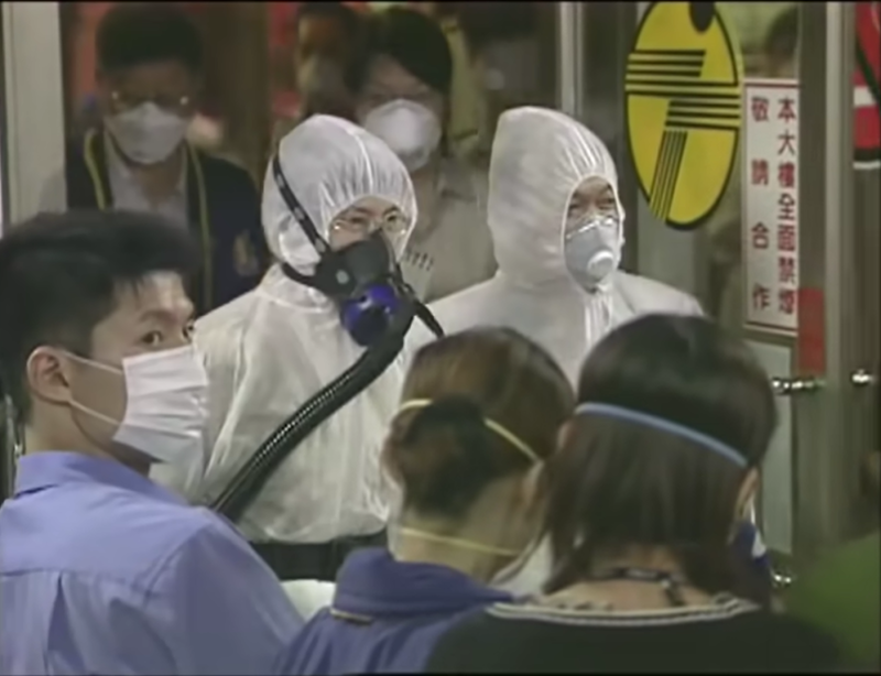邱淑媞曾是17年前SARS疫情期間的台北市衛生局長，亦是「和平封院」決策人之一。當年她穿著全副武裝的防護衣、頭罩、氧氣筒，以類似太空裝之裝扮進入和平院區開會的負面事蹟，如今被翻出來撻伐。   圖：取自紀錄片《和平風暴》