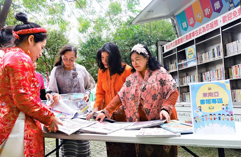 新北市行動圖書車新增東南亞閱讀服務。    圖：新北市立圖書館提供