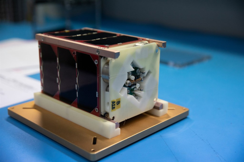 台灣團隊研製的飛鼠衛星、玉山衛星原訂23日晚間搭乘SpaceX的獵鷹九號火箭升空，因為天候因素，再次順延至24日晚間發射。圖為玉山衛星。   （國研院國家太空中心提供）