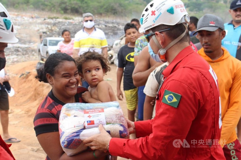 巴西紅十字會工作人員發放物資包裹給北部偏遠地區民眾。   （駐巴西代表處提供）