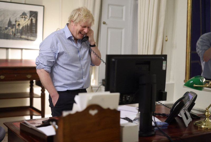 強生在推特放上自己講電話時大笑的照片：「今晚很開心與拜登總統談話。」   圖/Boris Johnson推特
