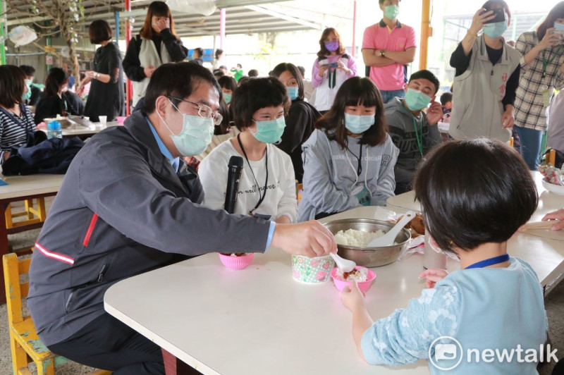 台南市社會局在亞力山大蝴蝶生態教育農場辦理體驗活動，台南市長黃偉哲開心與58名受市府監護的兒童及少年一起享受美味的焢窯餐點團聚過年，並熱情發送壓歲紅包與賀禮給孩童。   圖：台南市政府提供