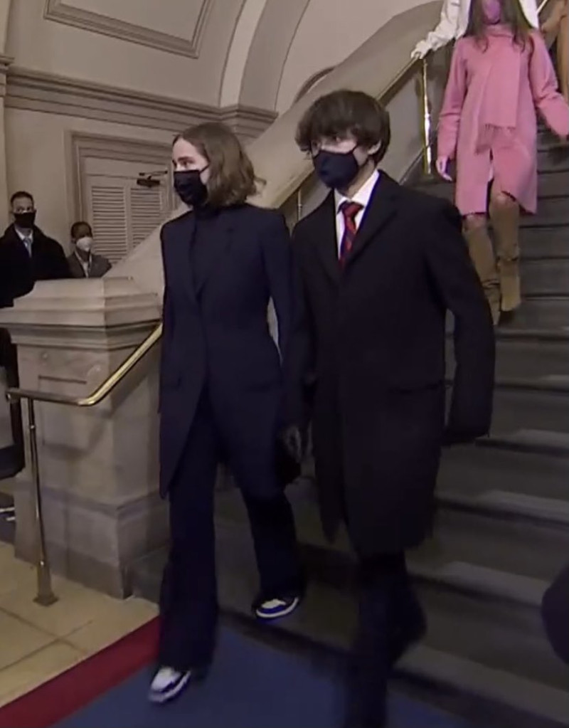 拜登的孫女梅西（Maisy Biden）在就職典禮上與家人走下樓梯時，被媒體捕捉到她腳上穿的正式Air Jordan 1 中筒鞋款「Sisterhood」。   圖：取自Nice Kicks推特