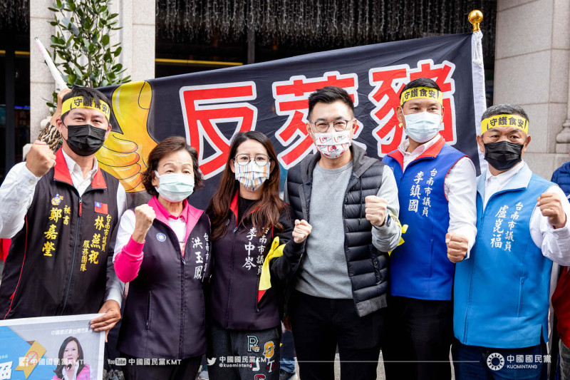 國民黨今天上午在台南市發起「反萊豬」和「公投綁大選」第二階段的連署活動。   圖：翻攝自國民黨臉書