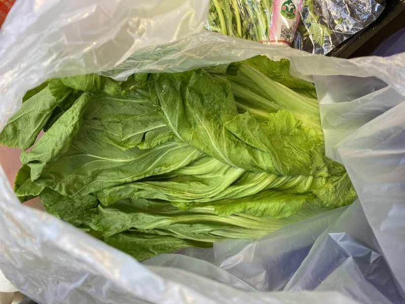 「士東公有市場美麗有機蔬菜」掛菜查驗出農藥殘留。   圖：台北市衛生局／提供