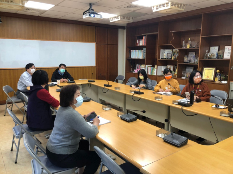 台南市成立即時線上協調指揮中心OLOCC，由黃偉哲與南市14家COVID-19收治醫院、防疫決策小組專家、疾病管制署南區管制中心，完成視訊連線測試。   圖：台南市政府提供
