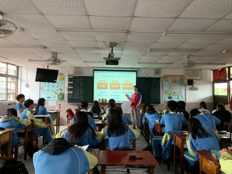 新北勞權教育已漸進耕耘9年，圖為淡江高中勞權課程講授圖片。    圖：新北市勞工局提供