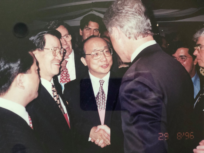 胡志強恭喜拜登順利接任美國總統並Po出一張駐美期間與時任美國總統柯林頓的合影。   圖：翻攝胡志強臉書