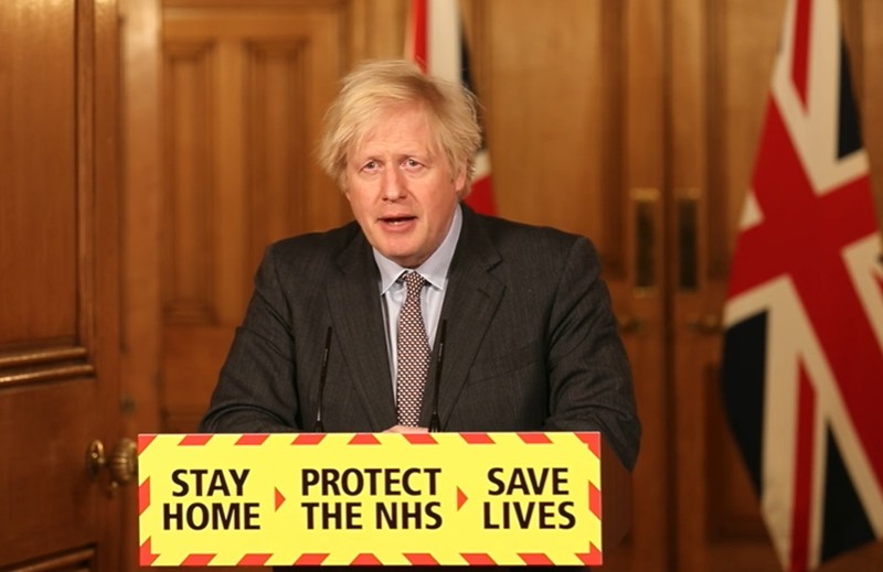英國首相強生沈重宣布英國病故於武漢肺炎的人數突破10萬人，並為此公開致歉。   圖：翻攝強生臉書