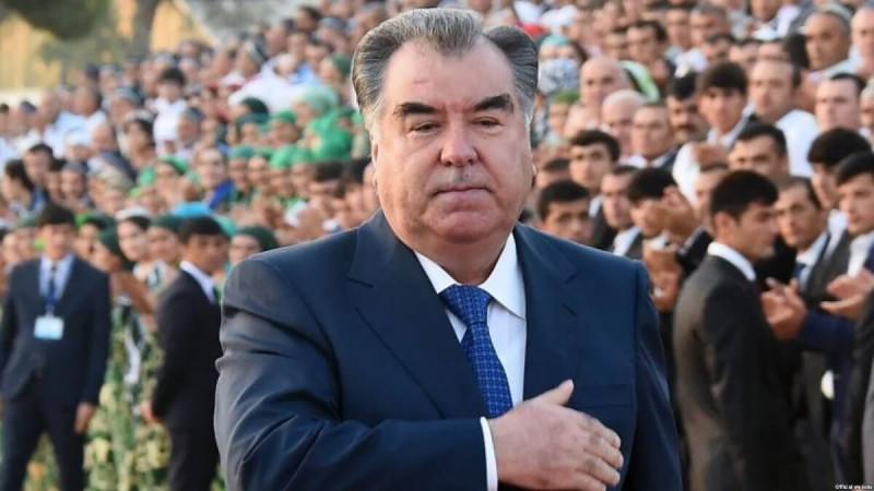 塔吉克總統拉赫蒙（前）宣布該國已經完全沒有COVID-19，相關的限制將逐步解除。   圖：翻攝自《Azattyq Ruhy》