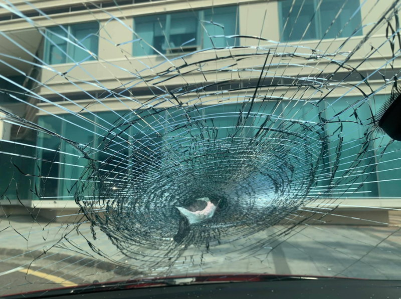 不明物體砸在擋風玻璃上，當場撞出一個洞   圖：翻攝爆料公社