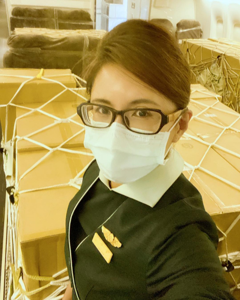 空姐莉亞仍然搭機周遊列國，但服務的是貨物不是乘客，她疾呼別辜負冒著極大風險守護台灣的人們。   圖：翻攝自莉亞x空姐心事臉書