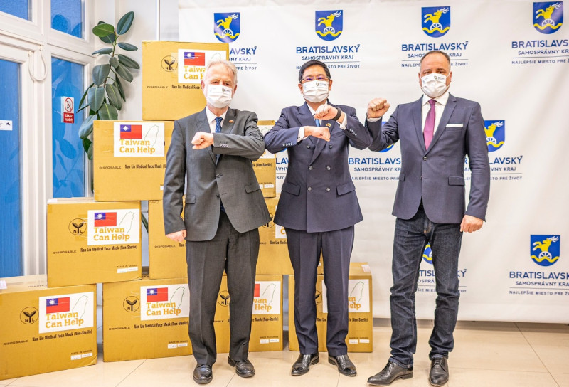李南陽(中)代表捐贈口罩，歐舒斯基(左)、德羅巴(右)表示感謝。   圖：斯洛伐克代表處/提供