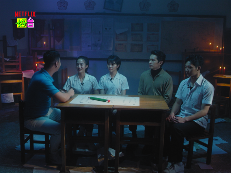 《返校》女主角李玲葦、韓寧及姚淳耀、黃冠智進行不可思議的返校日，一起玩筆仙。   圖：Netflix提供