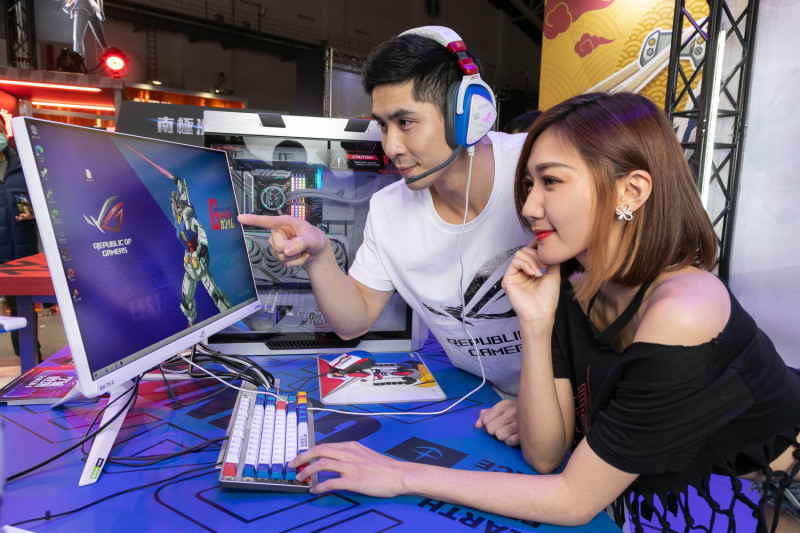 ROG玩家共和國打造台北電玩展最狂朝聖點「七號戰場」，並展示鋼彈聯名新品。   圖：ROG提供