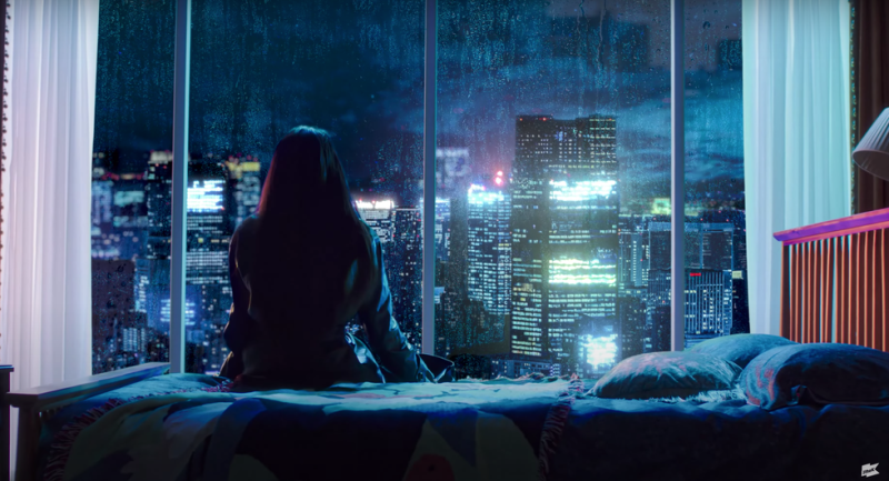 IU在黑暗中獨自望著窗外的夜景。   圖：翻攝自IU新歌〈Celebrity〉