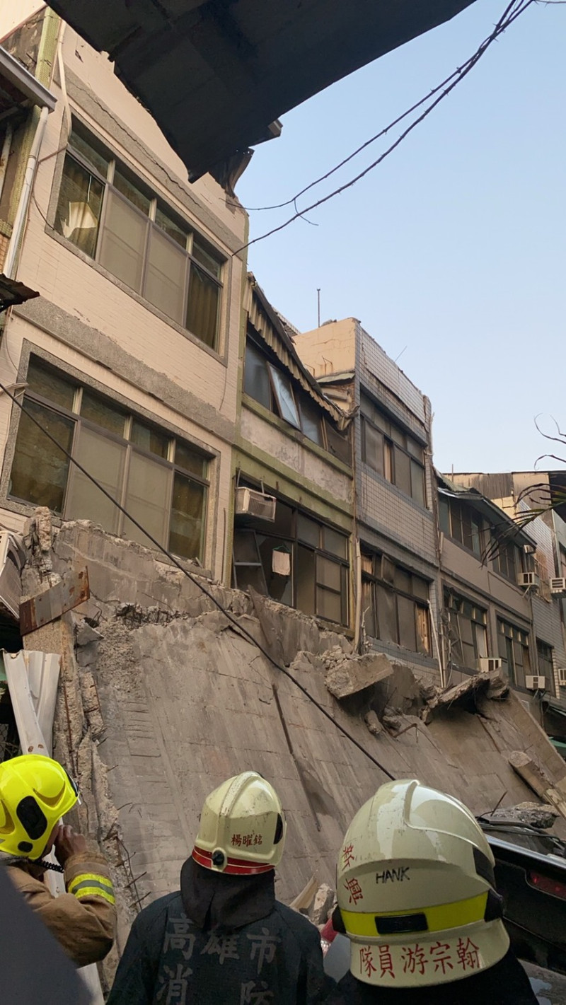 高雄新興區八德二路與同愛街口發生1棟5樓的建築物外牆倒塌意外   圖 : 翻攝自網路