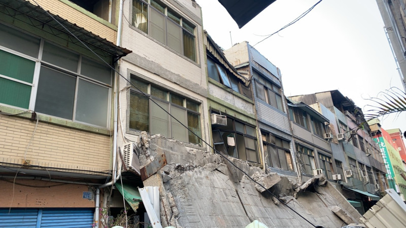 高雄新興區八德二路與同愛街口發生1棟5樓的建築物外牆倒塌意外   圖 : 翻攝自網路