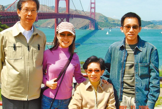 黃芳彥（左）與前總統陳水扁一家人交情深厚。   圖：總統府提供