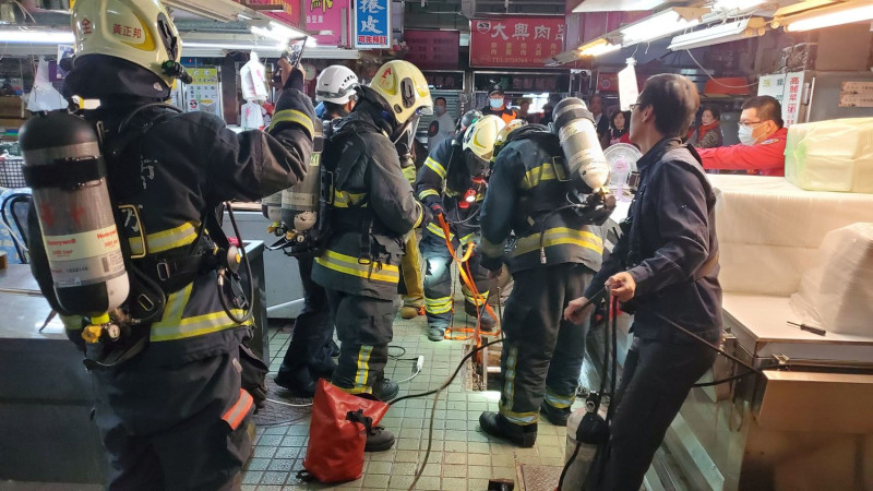 消防單位在高雄三民市場內搶救受困人員。   圖：翻攝自網路