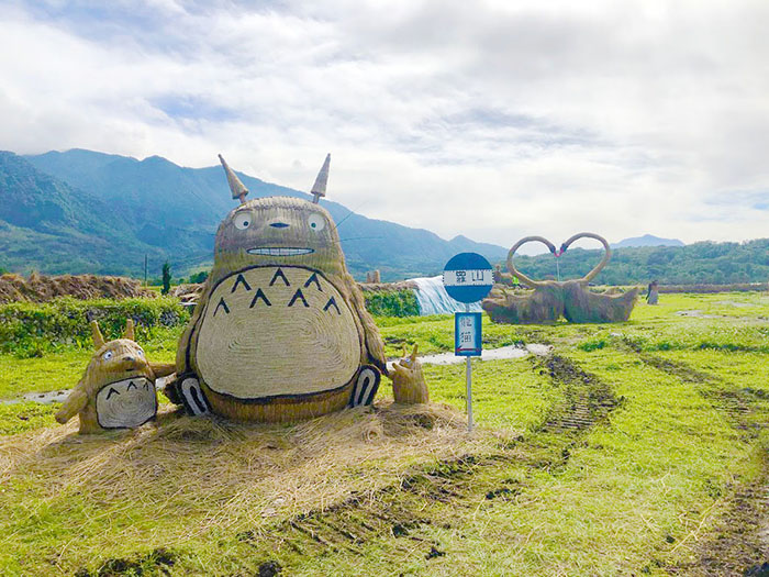 稻草藝術季的藝術品之一龍貓車站。   圖：取自農業易遊網