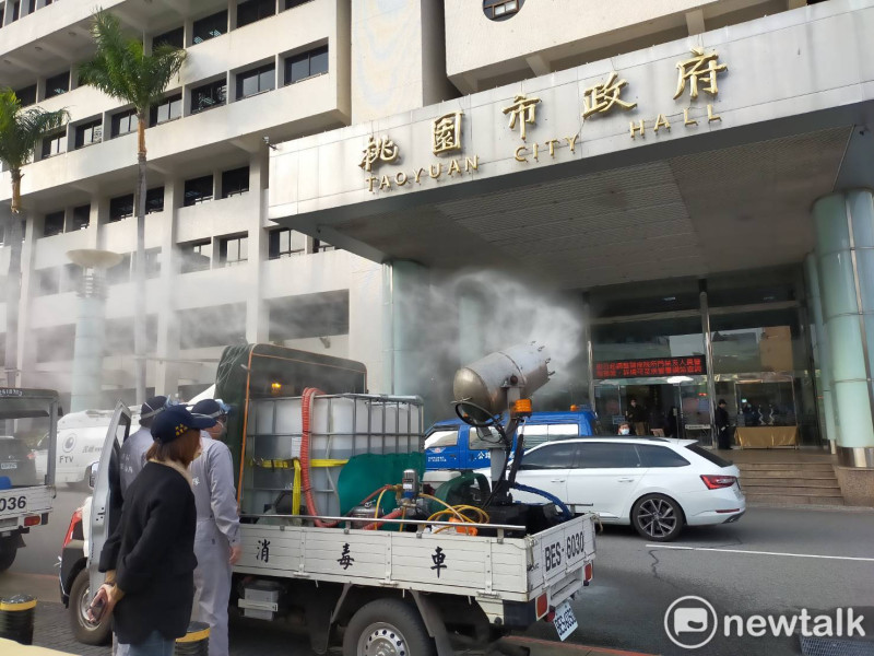 台南市府環保局清潔隊長吳耀州所帶領的7名隊員，明天將和桃園市防疫消毒大隊混合編組共同執行消毒工作。   圖：林昀真／攝