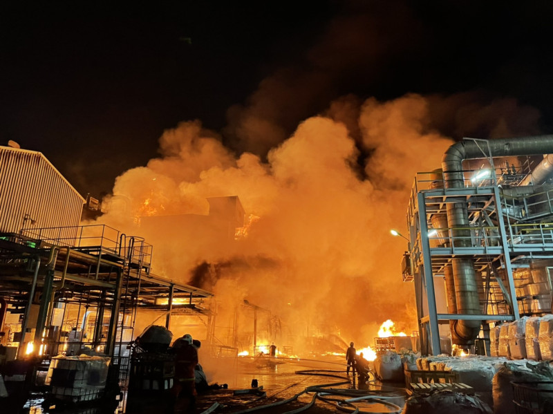 高雄林園工業區聯成化工可塑劑廠房一月底發生重大火警。(資料照片)   圖 : 翻攝自網路