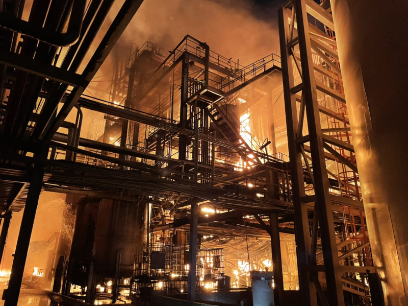 約300平方公尺的可塑劑廠房火勢猛烈。   