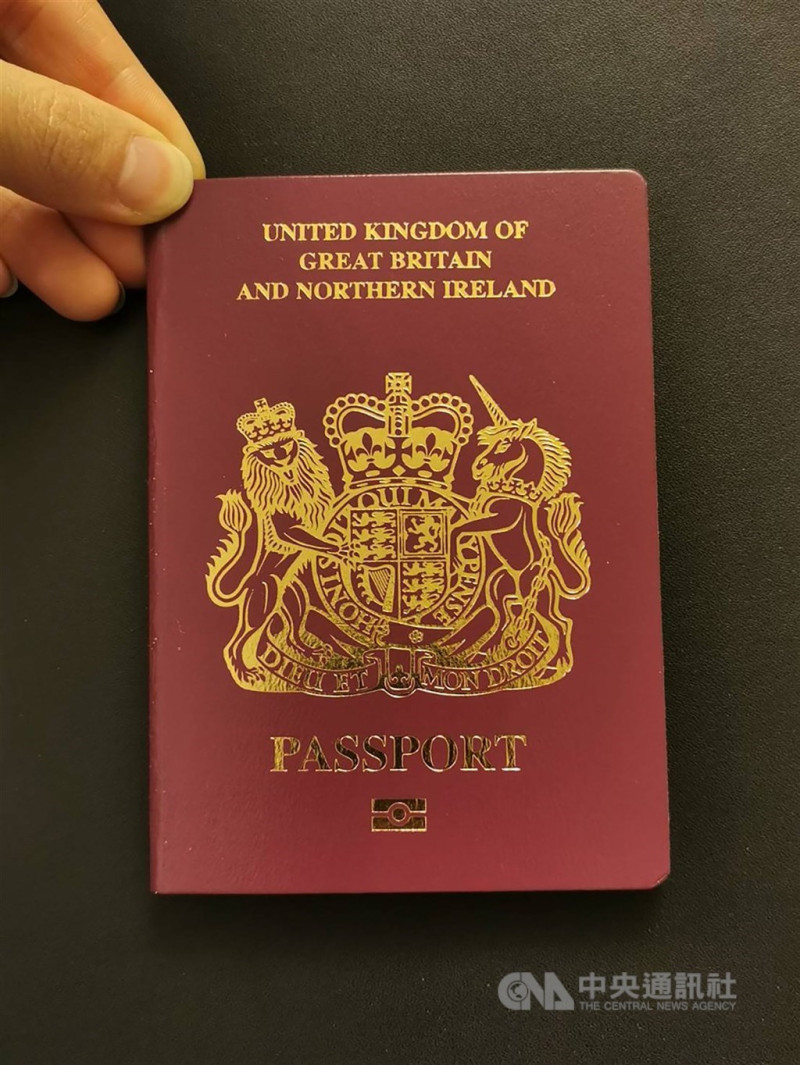 港府29日晚間宣布，配合北京制裁措施，自31日起不承認英國國民（海外）護照（BNO護照）作為有效旅行證件和身分證明，BNO護照將不能用於在香港出入境。圖為BNO護照。   