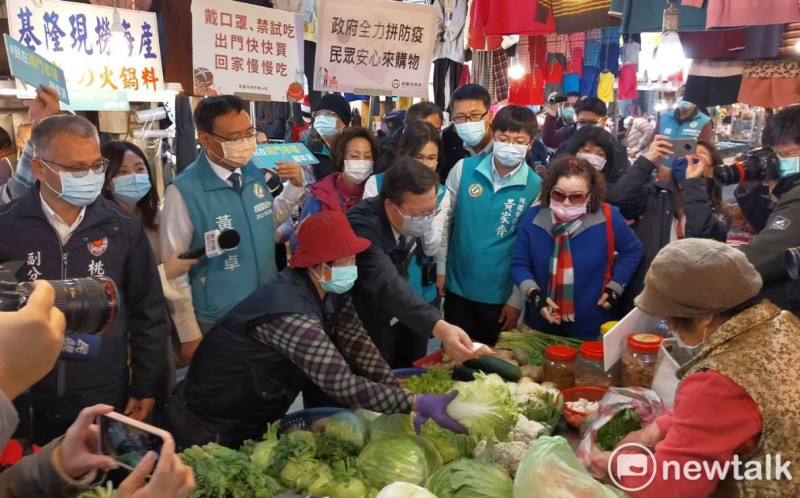 鄭文燦親自到南門市場採買生鮮蔬果，呼籲民眾可以安心到市場辦年貨，一起為攤商加油。   圖：林昀真／攝