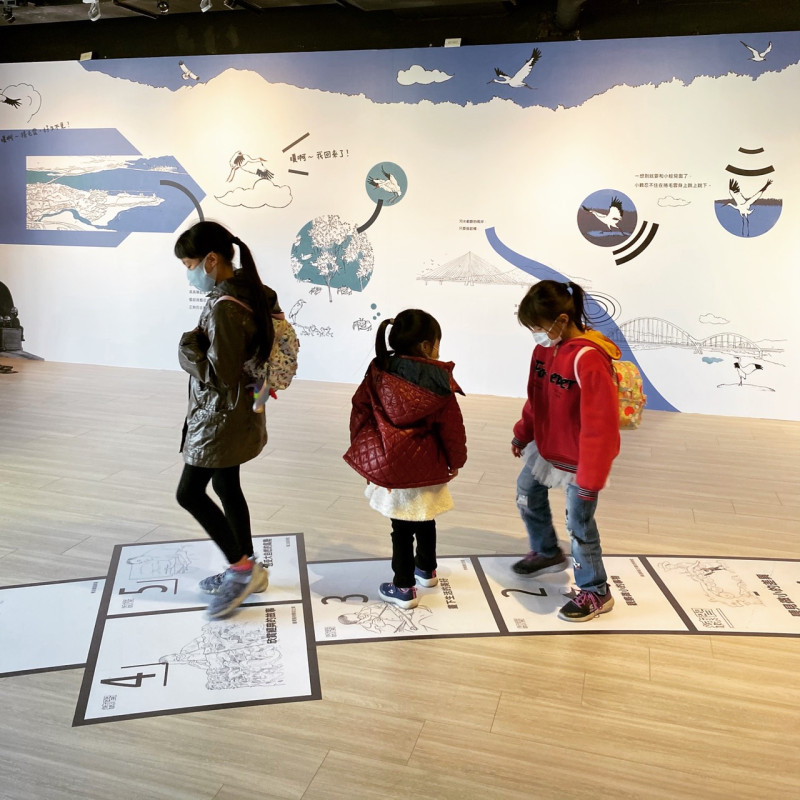 「轉角的29種練習」特展，讓小朋友跟著小蛙的腳步憶起探索各種生命練習。   圖：新北市文化局提供
