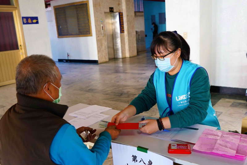 民眾一早就到竹林山觀音寺領取年節關懷慰問金。   圖：林口區公所提供